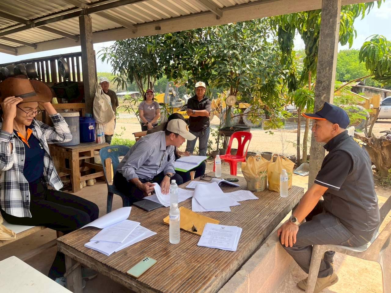 title - วันที่ 17 มีนาคม 2569 นายวิทูล ประดิษฐบุญ ปฏิรูปที่ดินจังหวัดปราจีนบุรี  มอบหมายให้ นายเชวงศักดิ์ อะปะมาตร ผู้อำนวยการกลุ่มงานช่างและแผนที่  นางรักษ์หทัยรัตน์ เมทนีกรชัย หัวหน้าฝ่ายบริหาร และเจ้าหน้าที่ ส.ป.ก.ปราจีนบุรี ลงพื้นที่ตรวจรับงานก่อสร้างถนนสายซอยในแปลงเกษตรกรรม ในเขตปฏิรูปที่ดิน ให้แก่เกษตรกรผู้ไร้ที่ดินทำกิน